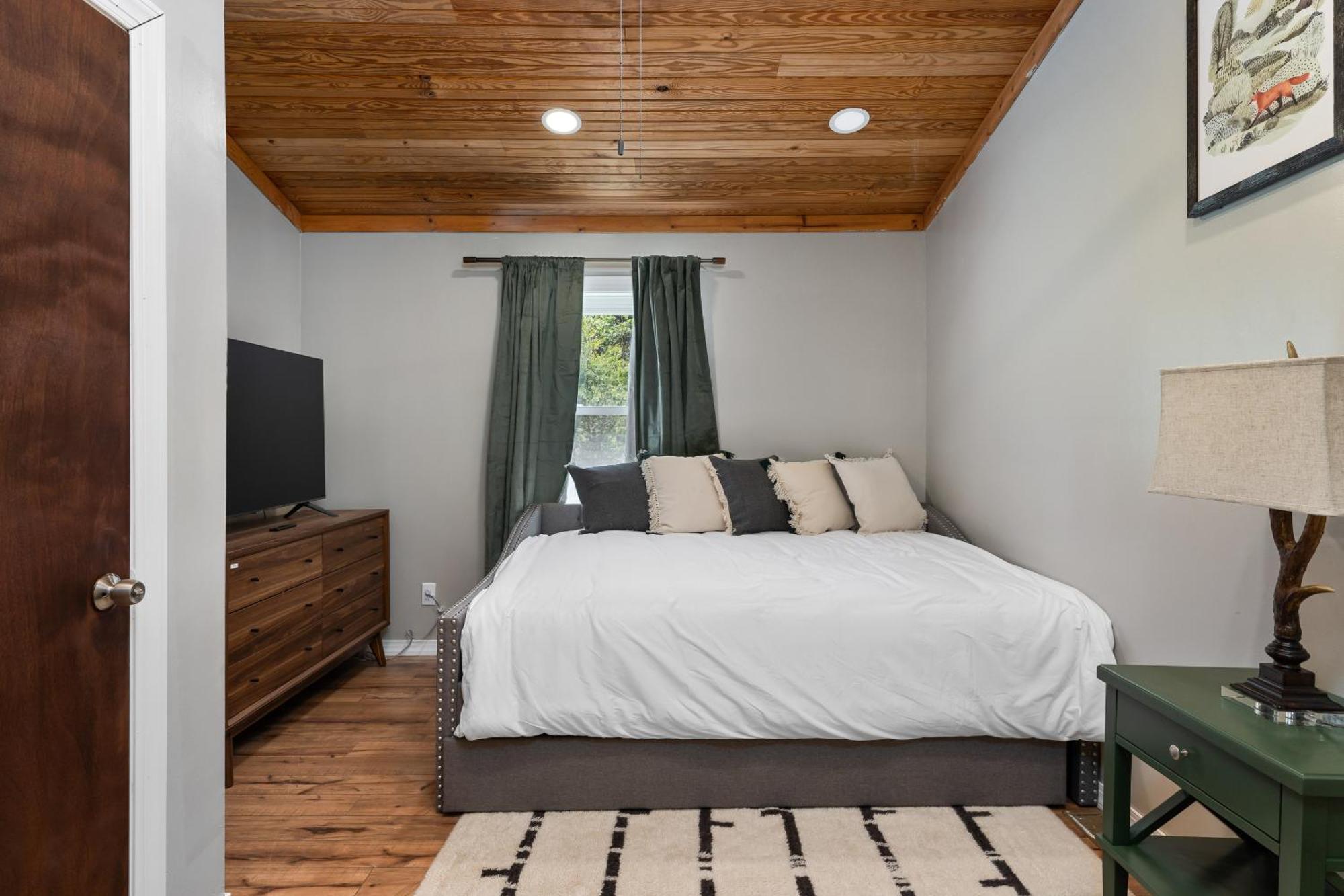 Spacious Cabin Near Hocking Hills And Caves With Hot Tub And Firepit Laurelville エクステリア 写真