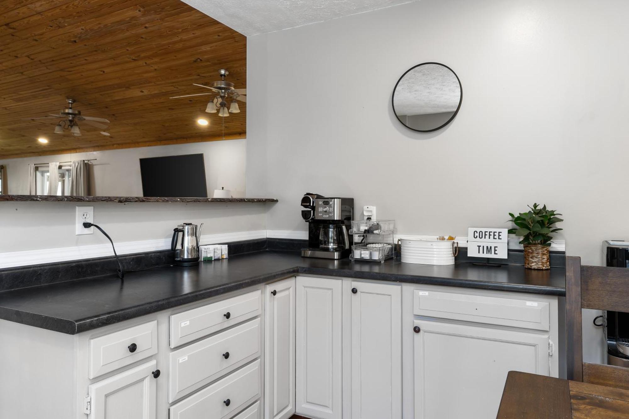 Spacious Cabin Near Hocking Hills And Caves With Hot Tub And Firepit Laurelville エクステリア 写真