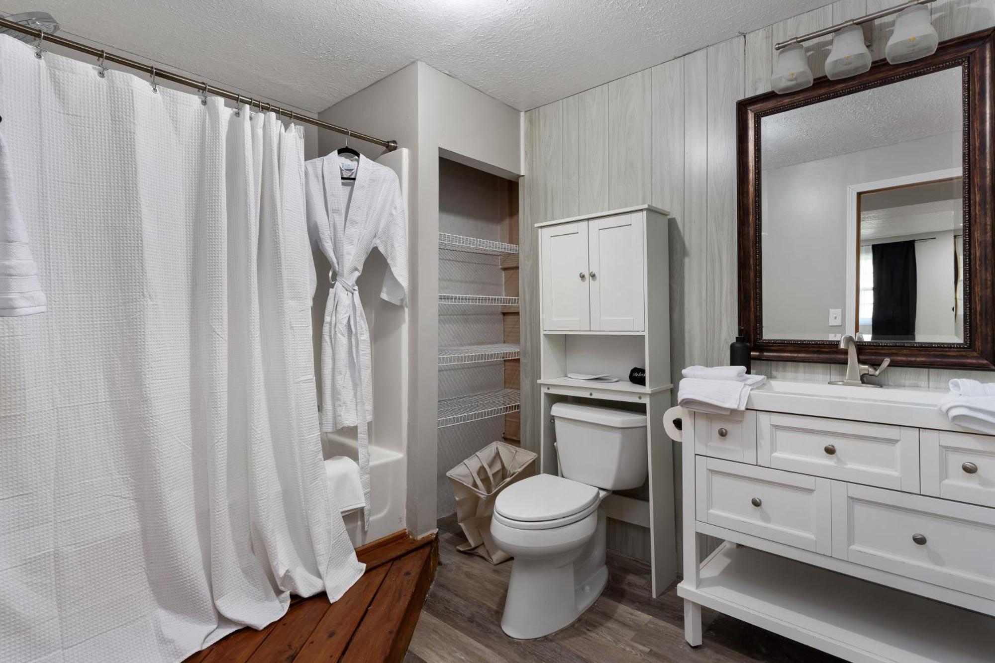 Spacious Cabin Near Hocking Hills And Caves With Hot Tub And Firepit Laurelville エクステリア 写真