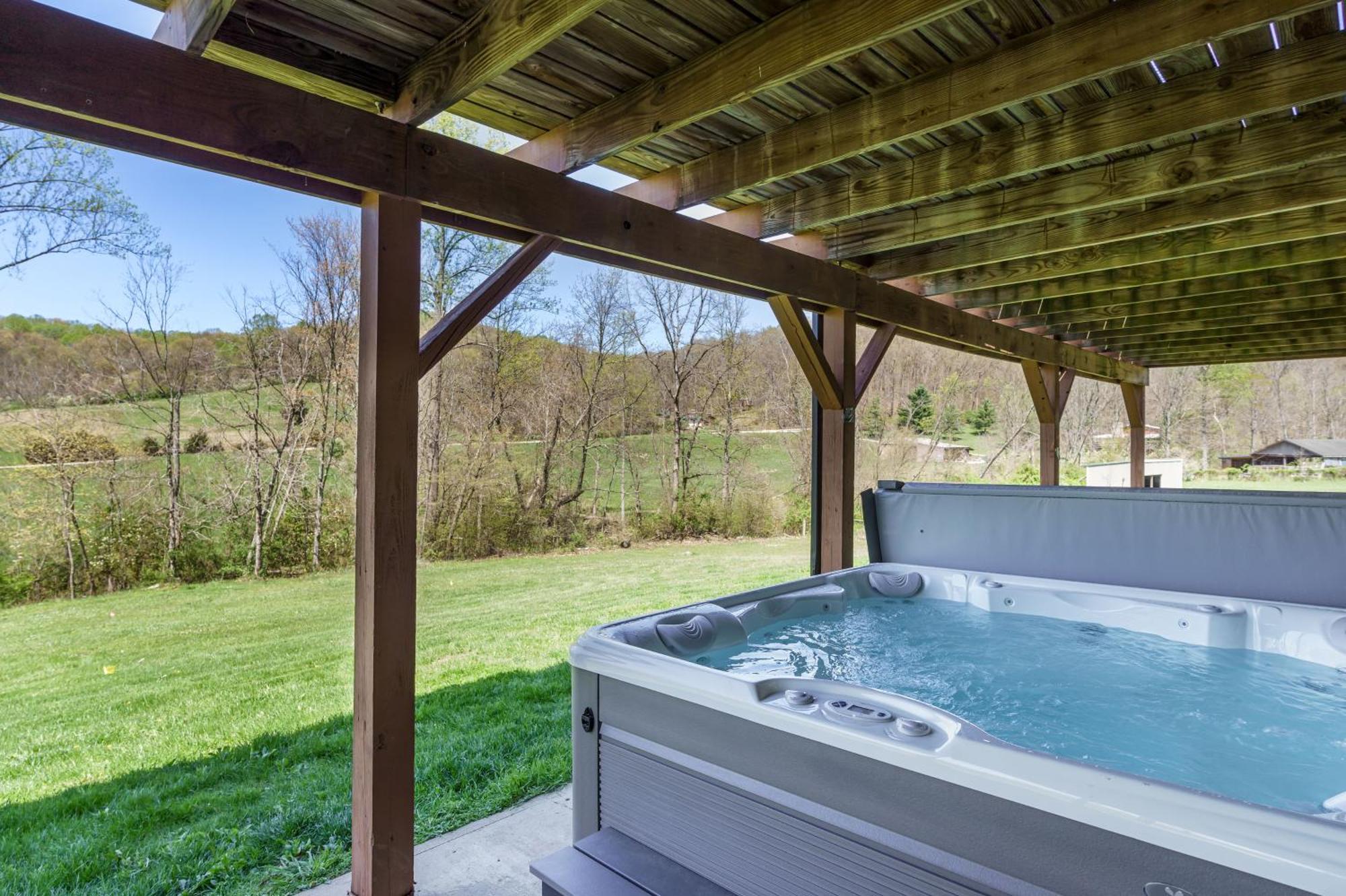 Spacious Cabin Near Hocking Hills And Caves With Hot Tub And Firepit Laurelville エクステリア 写真